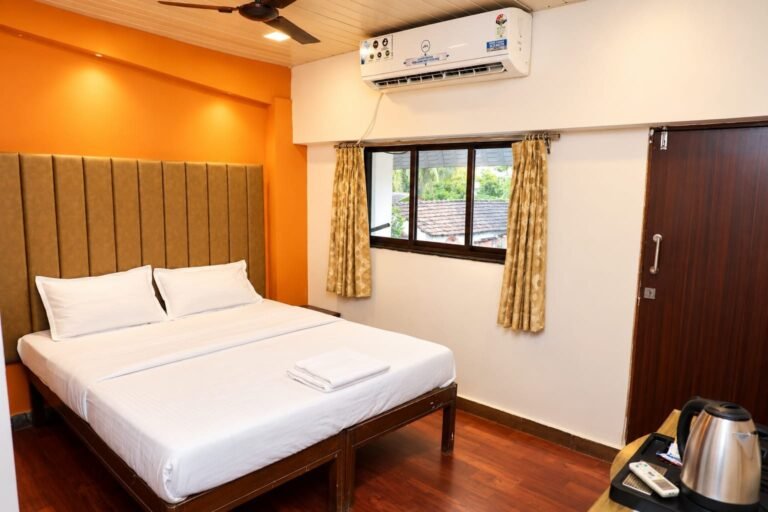 Standard room with window view at Omnia By The Sea